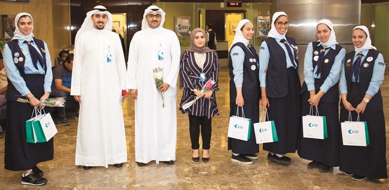 طالبات في زيارة إلى البنك﻿