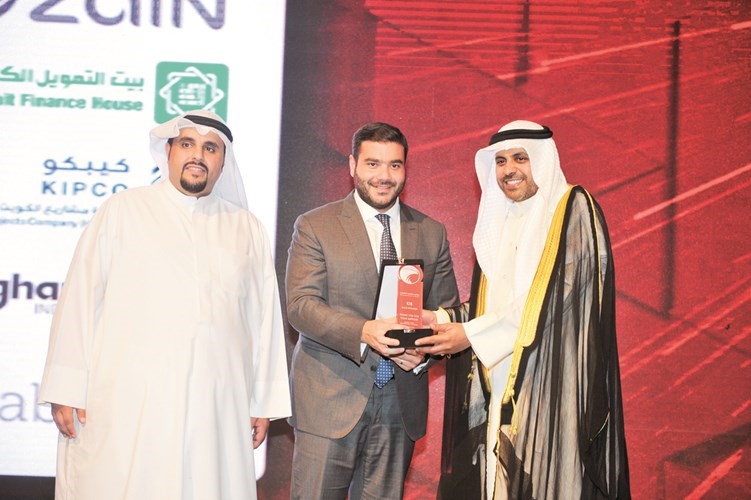 الوزير محمد الجبري مسلما نواف ناجيا درعا تكريمية﻿