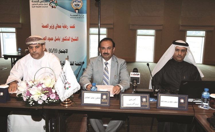 د.جابر الخالدي متوسطا اثنين من المشاركين خلال اجتماع اللجنة 	(محمد هاشم)﻿
