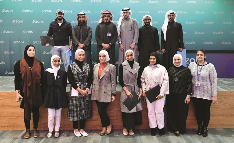 فريق قطاع الموارد البشرية مع مجموعة من الطلبة والطالبات المكرمين﻿
