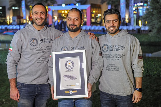 الضباط يتسلمون شهادة موسوعة "غينيس" العالمية للأرقام القياسية عن قفزة بعلم الكويت كأكبر علم أثناء السقوط الحر من ارتفاع 13 ألف قدم