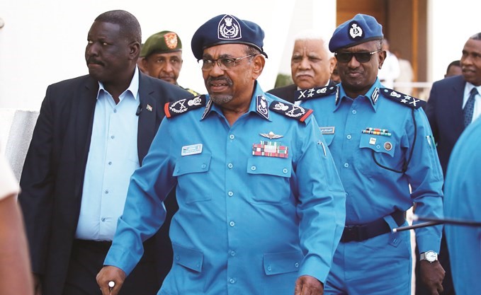 الرئيس السوداني عمر البشير قبيل لقائه قادة الشرطة في الخرطوم امس	(ا.ف.پ) ﻿
