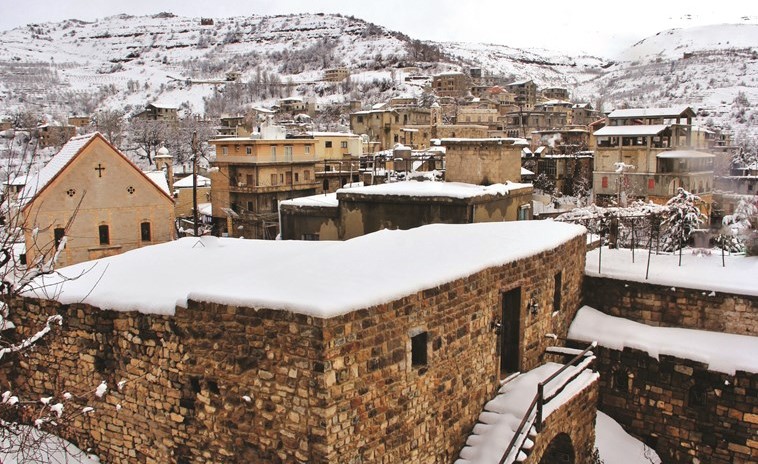 الثلوج تكسو جبال لبنان لاول مرة هذا العام	(محمود الطويل)﻿