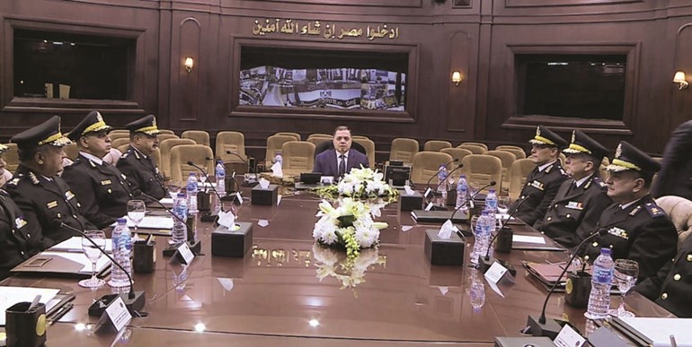 جانب من اجتماع وزير الداخلية مع القيادات﻿