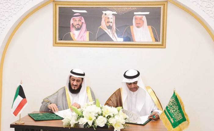 م.فريد عمادي خلال توقيع اتفاقية ترتيب شؤون الحجاج ﻿