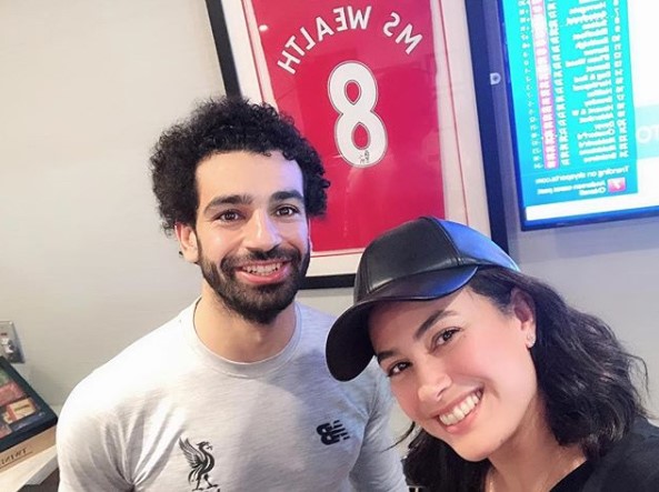 صورة.. ماذا فعل محمد صلاح مع فنانة عربية بعد الفوز على ارسنال ؟