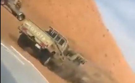بالفيديو .. 3 سيارات "شاص" تطارد ذئباً في منطقة برية في السعودية وتقتله