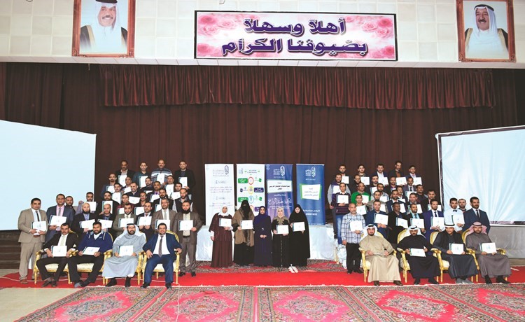 د. هند الرباح في صورة تذكارية مع المشاركين في الدورة﻿