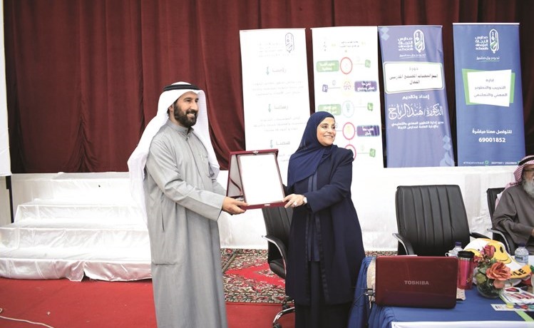 د. هند الرباح تتلقى درعا تقديرية من حسن العجمي﻿