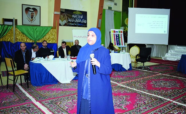د. هند الرباح متحدثة خلال الدورة التدريبية