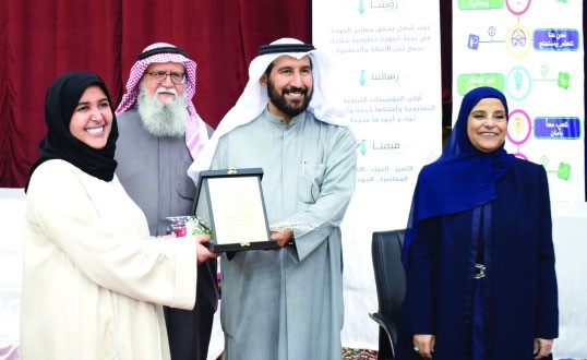 حسن العجمي مكرما هبة الشراح