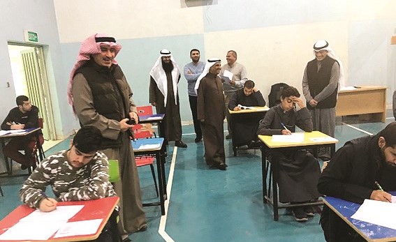 د.سعود الحربي خلال جولته التفقدية في إحدى لجان مدارس منطقة الجهراء ﻿