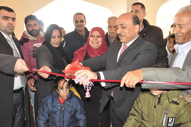 وزير الاشغال العامة والإسكان الفلسطيني الدكتور مفيد الحساينة خلال افتتاح المشروع السكني الممول من الكويت