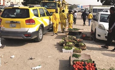 مصادرة الخضراوات والمواد الغذائية في أحد الأسواق العشوائية﻿