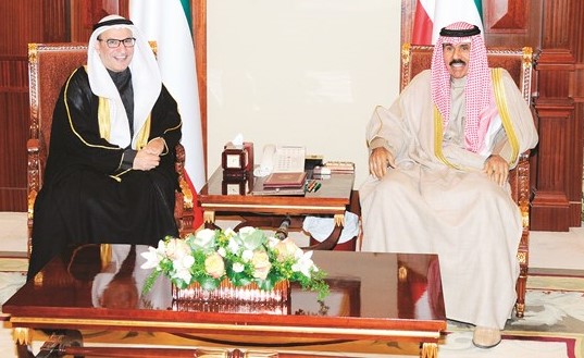 سمو ولي العهد الشيخ نواف الأحمد مستقبلا السفير منصور العتيبي ﻿