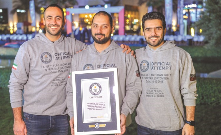الضباط الثلاثة بعد تسلمهم شهادة غينيس﻿