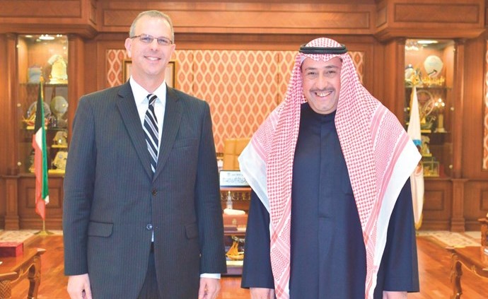 الشيخ فيصل الحمود مستقبلا سفير كندا لويس بيير إيمون ﻿