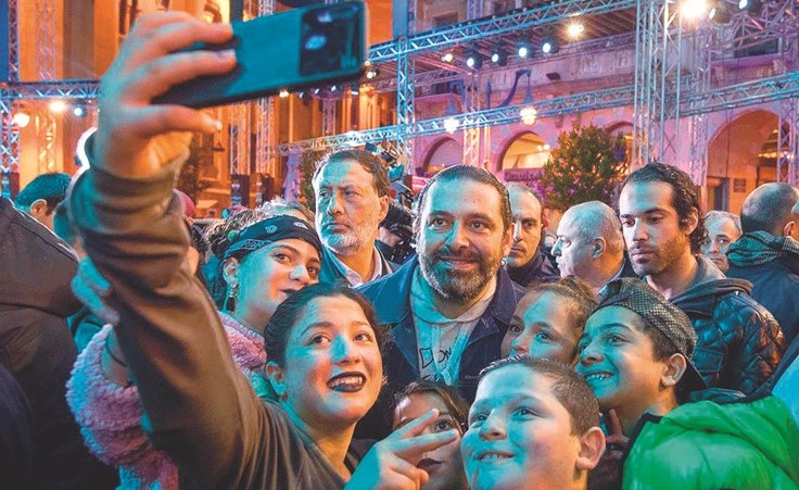 رئيس الحكومة المكلف سعد الحريري في سيلفي مع عدد من اللبنانيين خلال زيارته المفاجئة لساحة النجمة وسط بيروت	(محمود الطويل)﻿