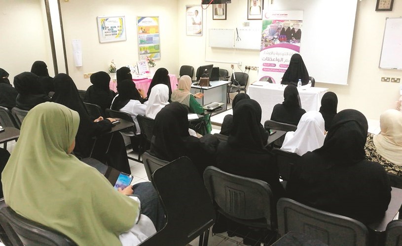 الداعية أمل الشمري تلقي إحدى المحاضرات﻿