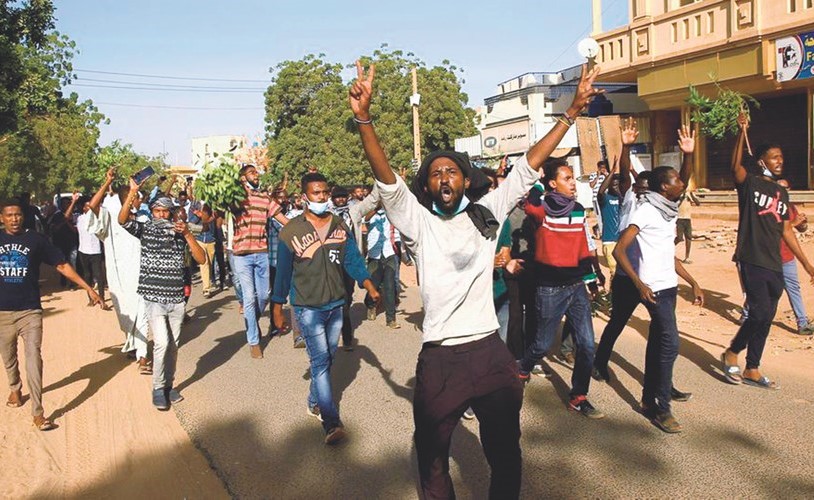 جانب من الاحتجاجات المتواصلة منذ عشرة ايام في انحاء السودان أمس	(انترنت) ﻿