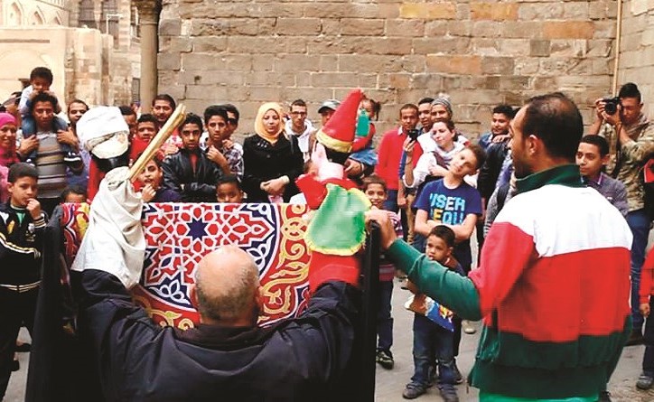  وجانب من عرض الأراجوز في أحد شوارع القاهرة ﻿