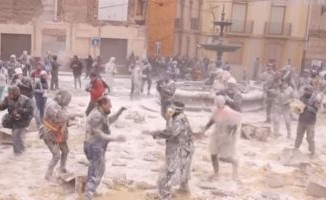 بالفيديو.. من الطماطم لـ"البيض والطحين".. أغرب مهرجانات إسبانيا
