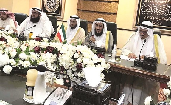 م.فريد عمادي ووفد الكويت خلال الاجتماع مع السلطات السعودية المسؤولة عن شؤون الحج ﻿
