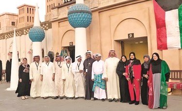 الوفد الكويتي أمام جناح الكويت في المهرجان ﻿