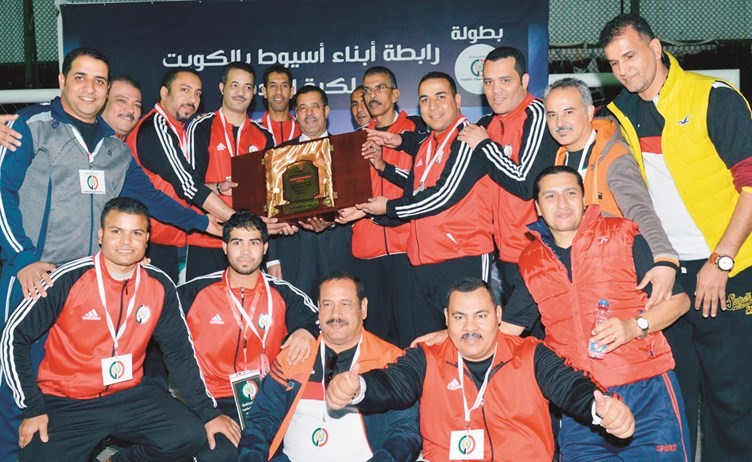 عبد المحسن ابوالحسن يكرم الفائزين﻿