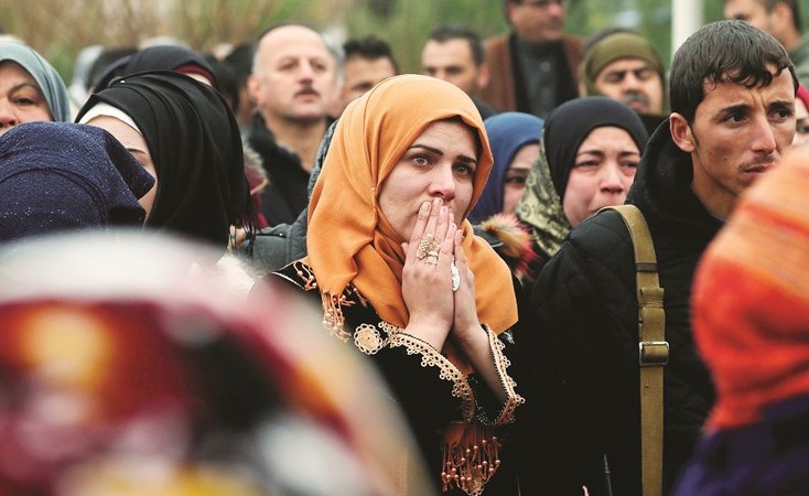 جنازة مسؤول محلي في القامشلي يقول مقاتلون من قسد إنه اغتيل في منطقة يسيطر عليها الأكراد في ريف دير الزور امس الأول	(أ.ف.پ)﻿