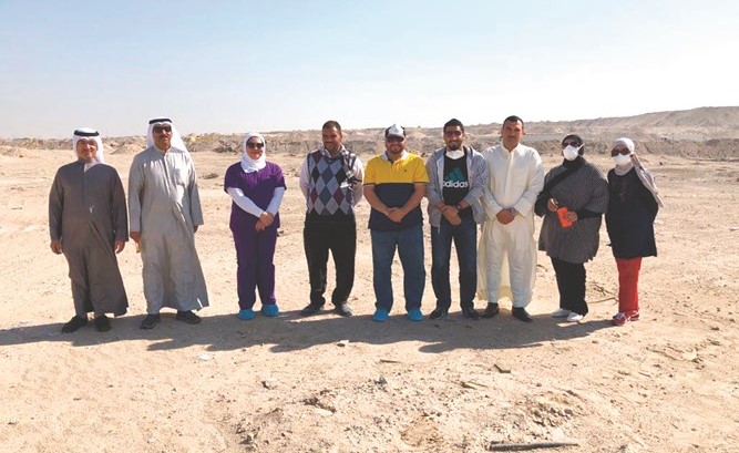 د. سلطان السالم متوسطا فريق العمل خلال أحد الأعمال الحقلية﻿