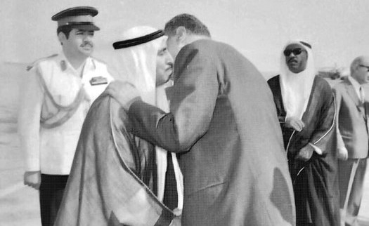 آخر صورة للرئيس جمال عبدالناصر قبل وفاته وهو يودع أمير الكويت الشيخ صباح السالم في مطار القاهرة﻿