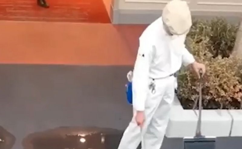 فيديو حقق ملايين المشاهدات.. هكذا حاول عامل نظافة نشر السعادة بأدوات بسيطة