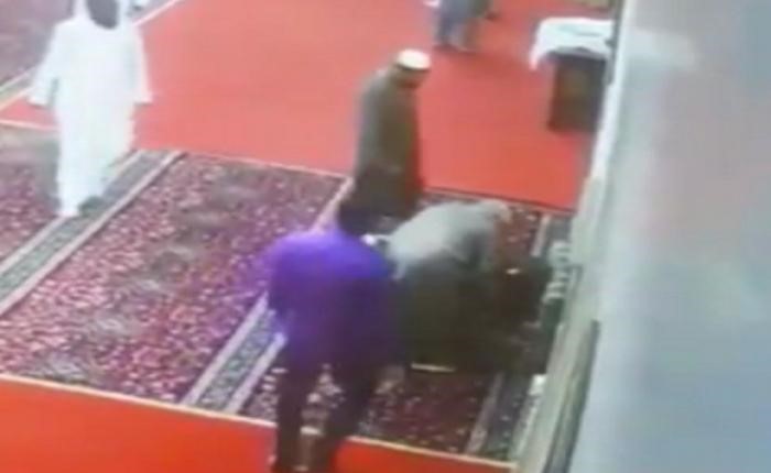 بالفيديو.. لحظة وفاة أجنبي داخل مسجد عقب أداء الصلاة في السعودية