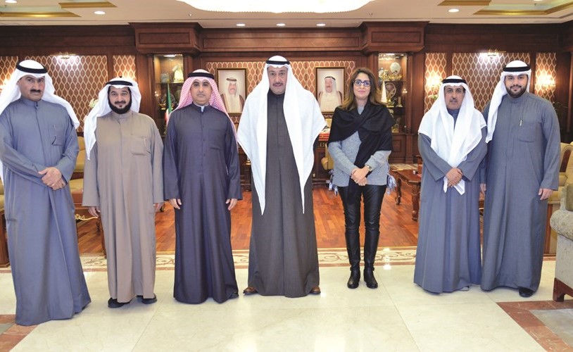 الشيخ فيصل الحمود متوسطا أعضاء اللجنة الرئيسية واللجان الفرعية لاحتفالات الفروانية بالأعياد الوطنية﻿