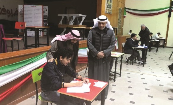 وليد العومي خلال جولته التفقدية في لجان الثانوية ﻿