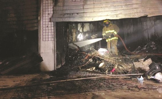 احد رجال الإطفاء اثناء التعامل مع حريق الكراج﻿