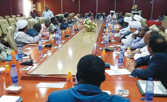 جانب من اجتماع الأحزاب والحركات المشاركة في الحوار الوطني بالسودان