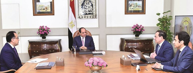 الرئيس عبدالفتاح السيسي مجتمعا مع د.مصطفى مدبولي رئيس مجلس الوزراء ومع م.طارق الملا وزير البترول والثروة المعدنية﻿