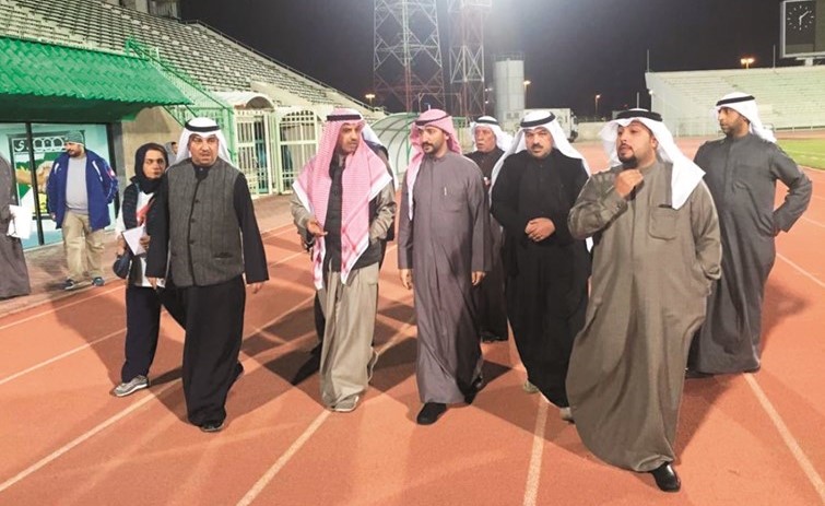 د.حمود فليطح ود.صقر الملا أثناء زيارتهما للنادي العربي﻿
