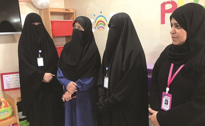 عدد من مشرفات الأندية خلال الزيارة ﻿