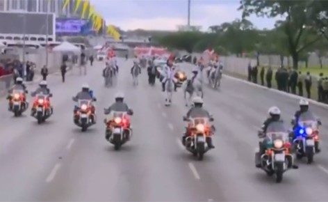 بالفيديو.. حصان يوقف موكب الرئيس البرازيلي أثناء مراسم تنصيبه