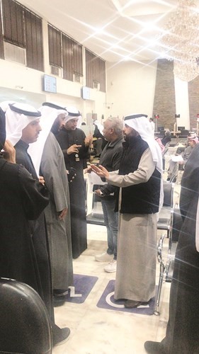 الخراز في حديث مع المراجعين﻿