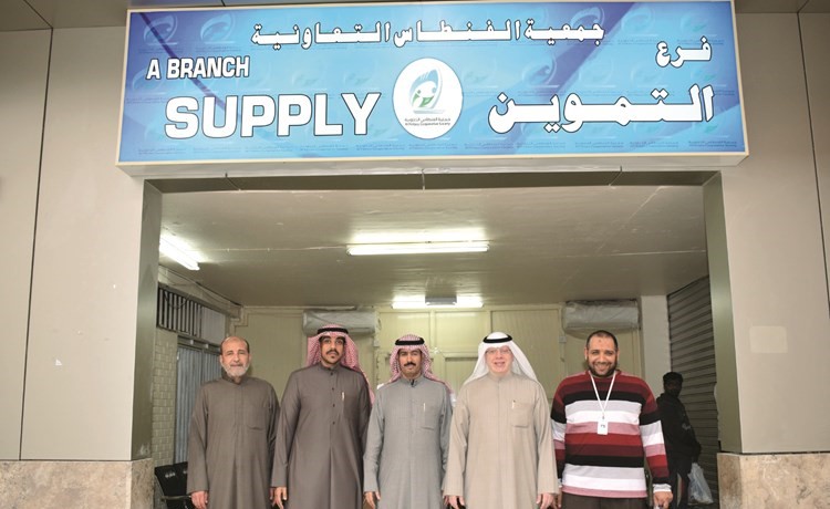 عويس السبيعي داخل فرع التموين بعد إعادة افتتاحه﻿