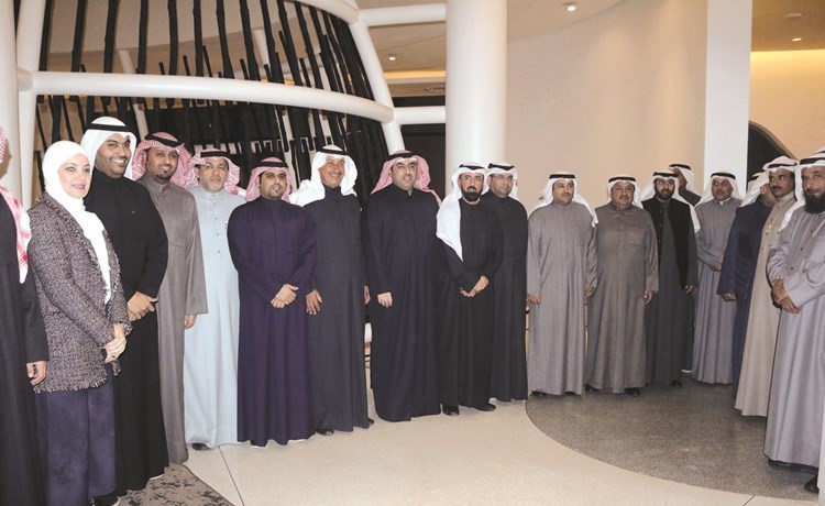 حسام الرومي متوسطا رئيس وأعضاء المجلس البلدي خلال حفل العشاء ﻿