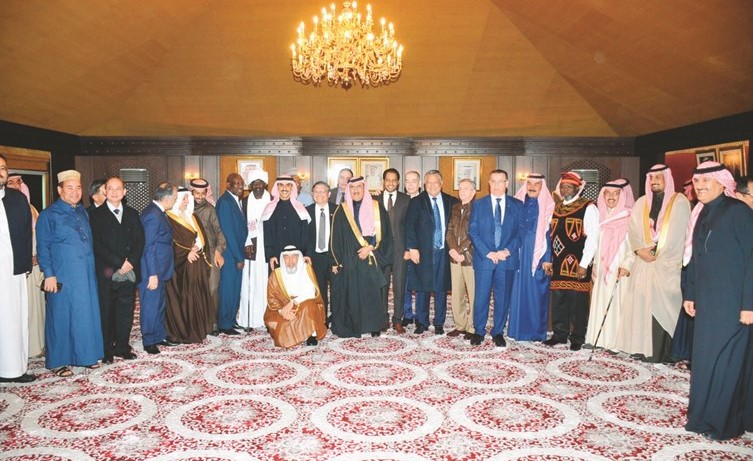 الشيخ ثامر الجابر مع الحضور خلال حفل العشاء في سفارتنا بالمملكة﻿