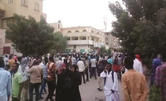 جانب من الاحتجاجات في بورتسودان امس-(انترنت)﻿