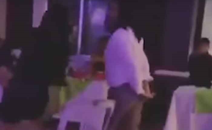 بالفيديو.. صراع شرس بين فتاتين بسبب "الكراسي الموسيقية"