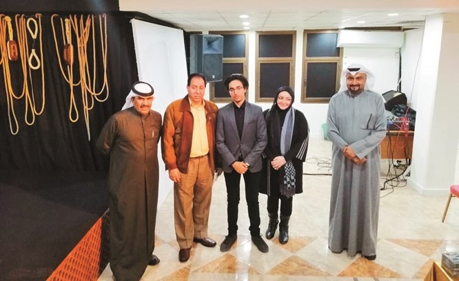 د.الفيلكاوي والزميلان مفرح الشمري وعماد جمعة مع أرملة وابن الراحل﻿