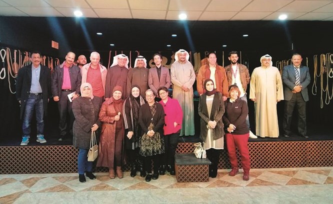 لقطة جماعية للزملاء مع النقيب د.نبيل الفيلكاوي في إحياء الذكرى الثانية لوفاة الزميل يحيى عبدالرحيم﻿
